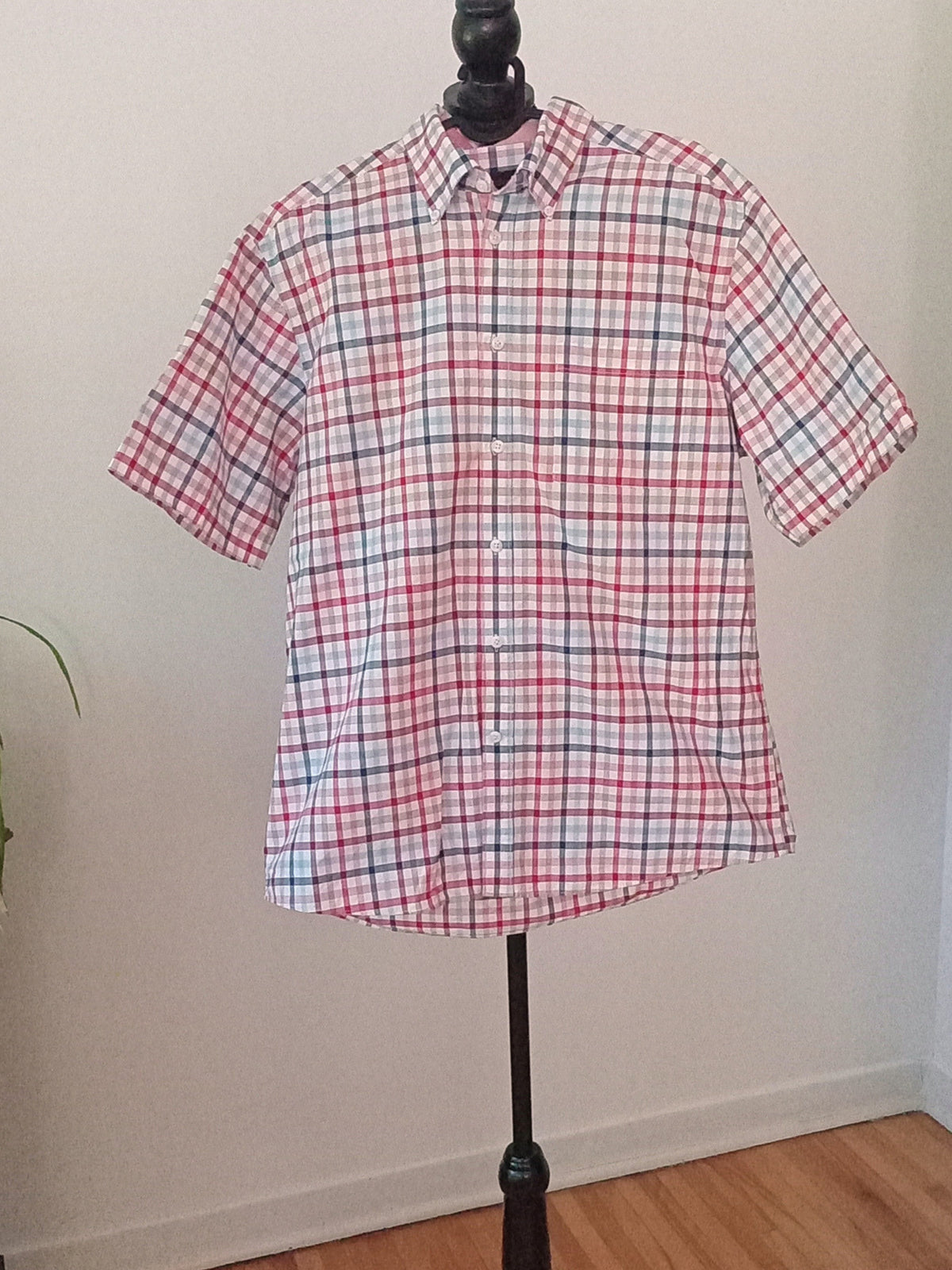 Chemise à carreaux rouge, bleu et blanc