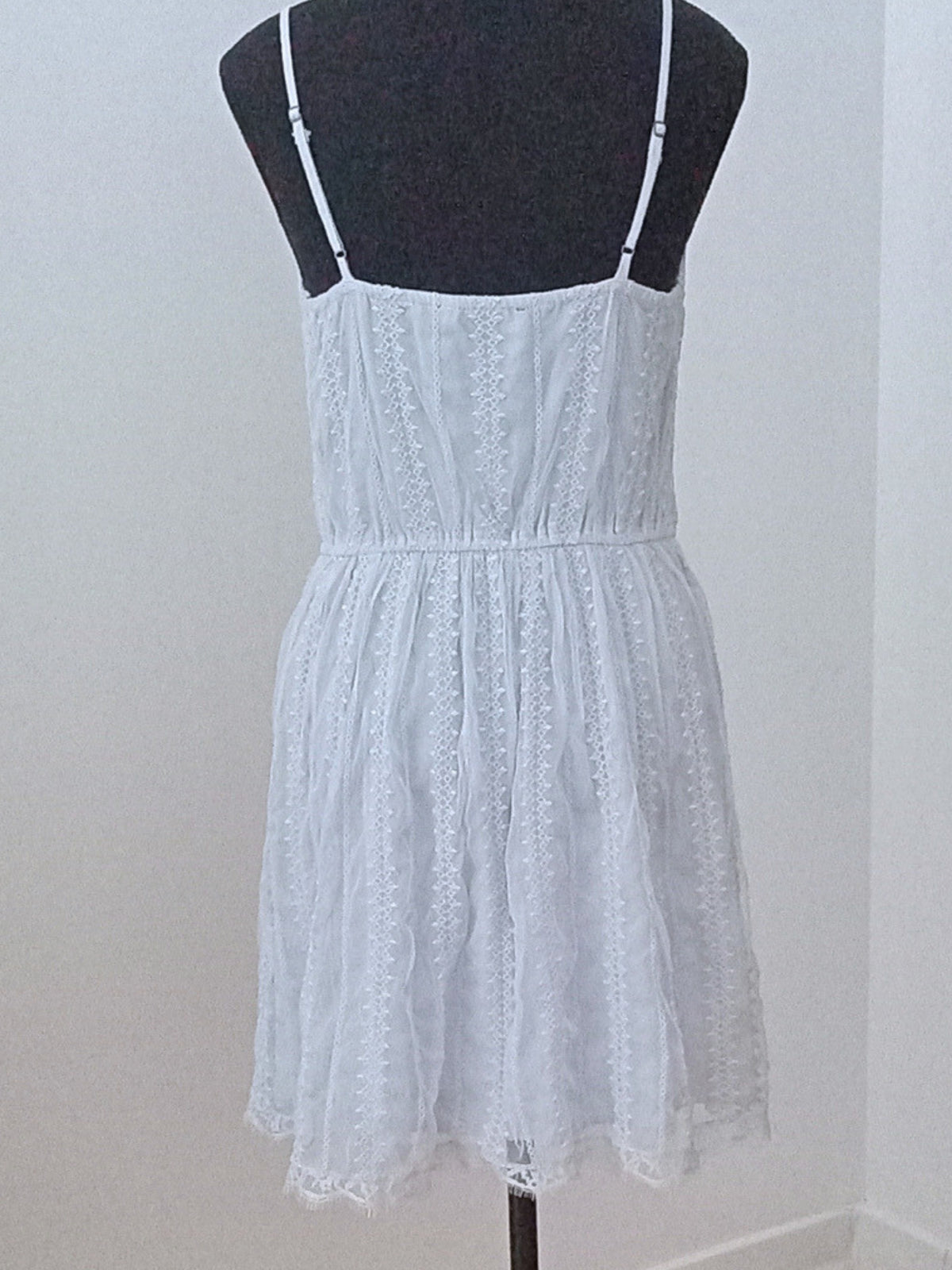 Robe bleu pâle brodée à fines bretelles (P)