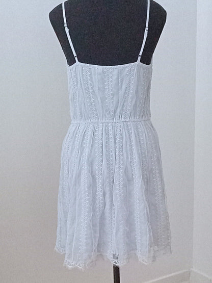 Robe bleu pâle brodée à fines bretelles (P)
