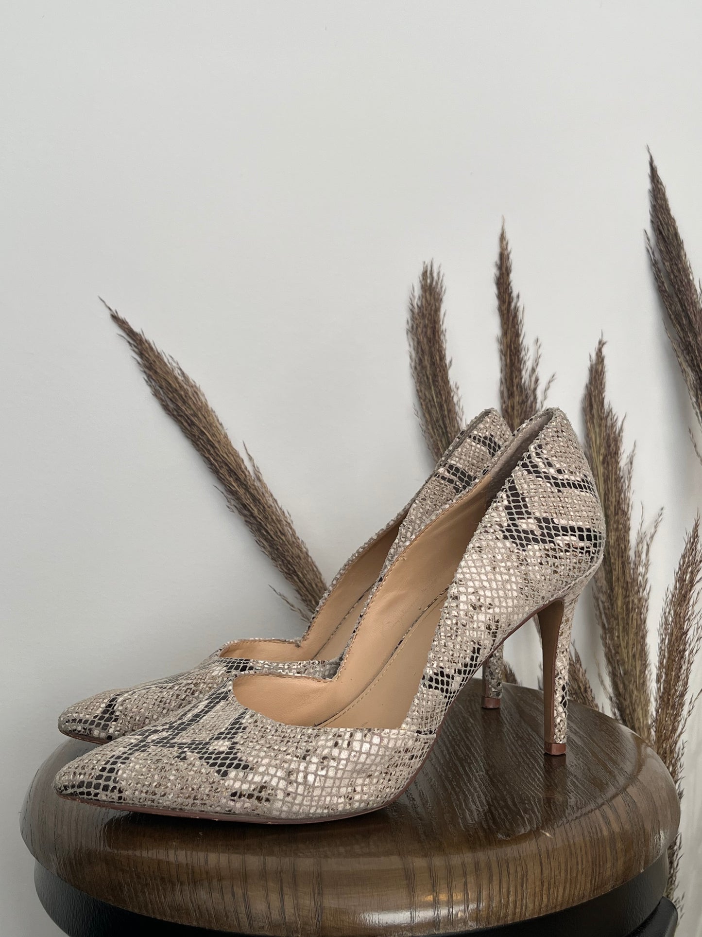 Talons Vince Camuto - Vue du côté gauche sur fond blanc