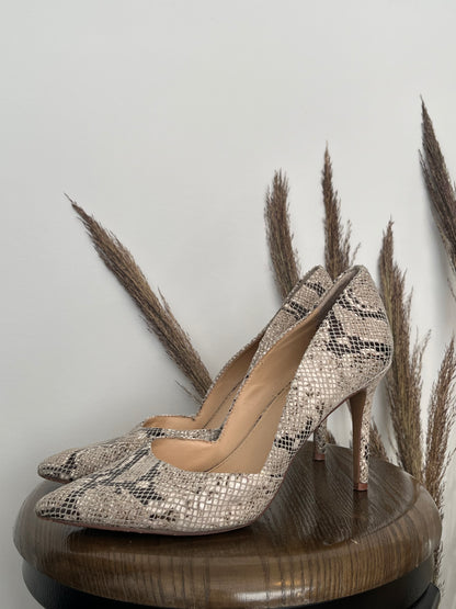 Talons Vince Camuto - Vue du côté gauche sur fond blanc