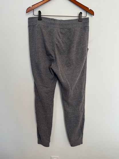 Joggings Under Armour - Vue arrière sur fond blanc
