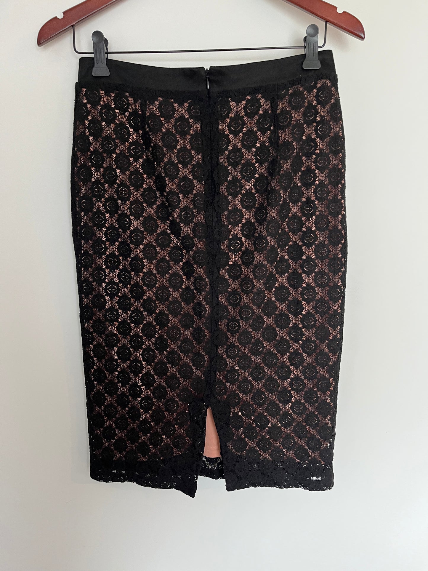 Jupe crayon noir en dentelle