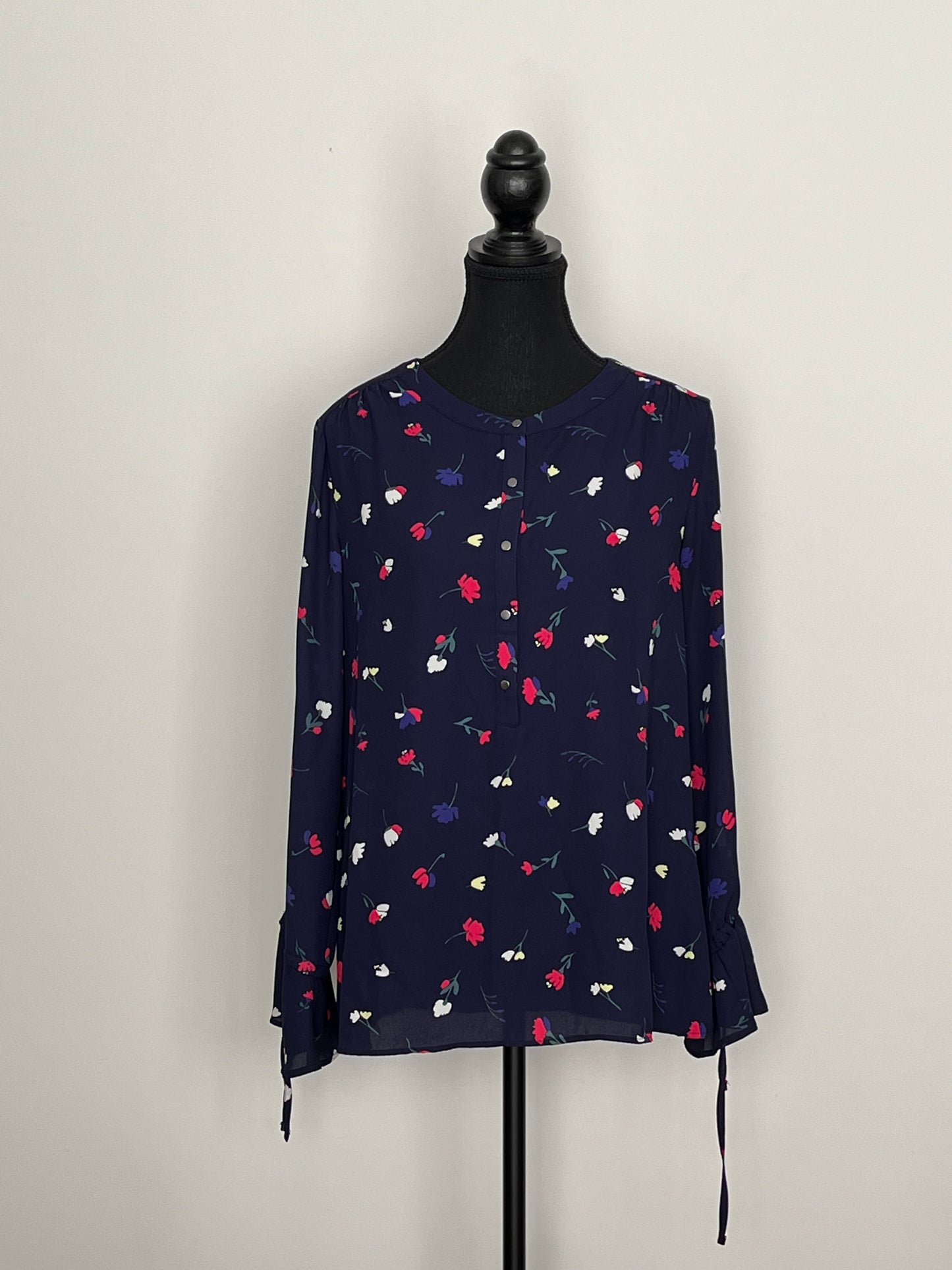 Blouse Reitmans - Vue avant sur mannequin sur fond blanc