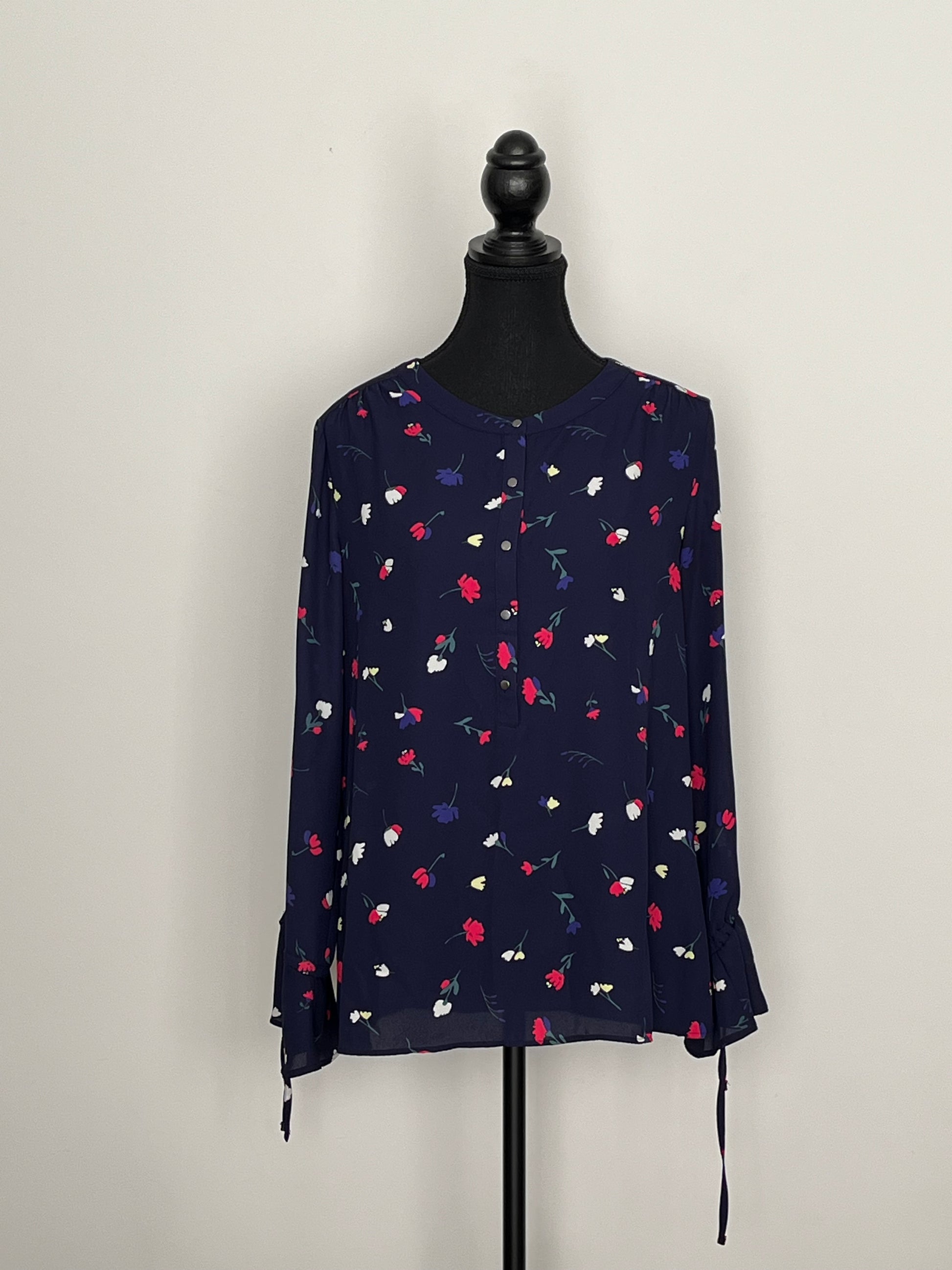 Blouse Reitmans - Vue avant sur mannequin sur fond blanc