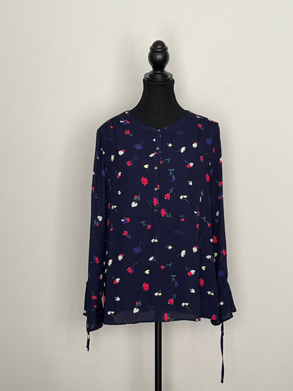Blouse Reitmans - Vue avant sur mannequin sur fond blanc