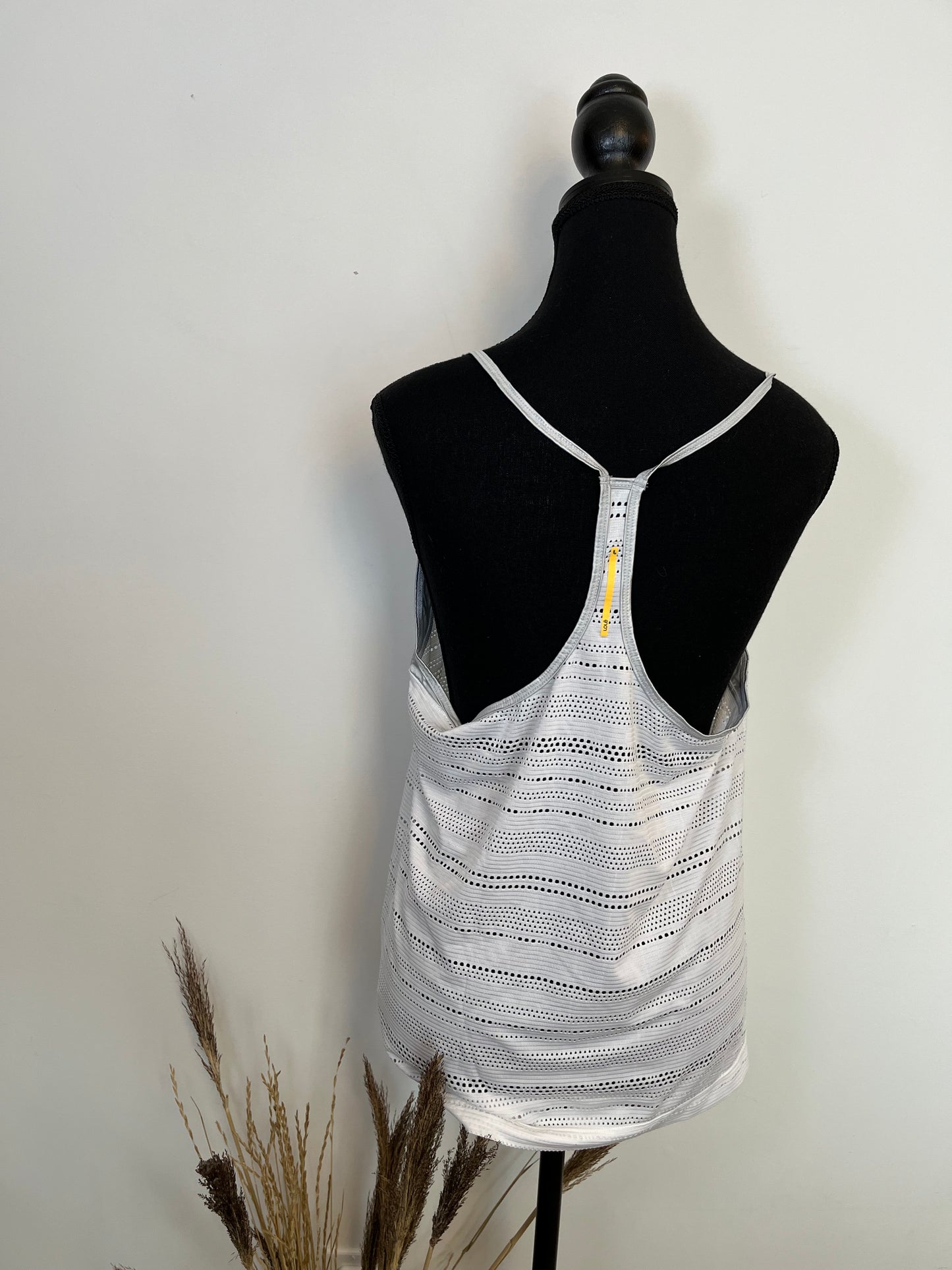 Camisole Lolë - Vue arrière sur fond blanc
