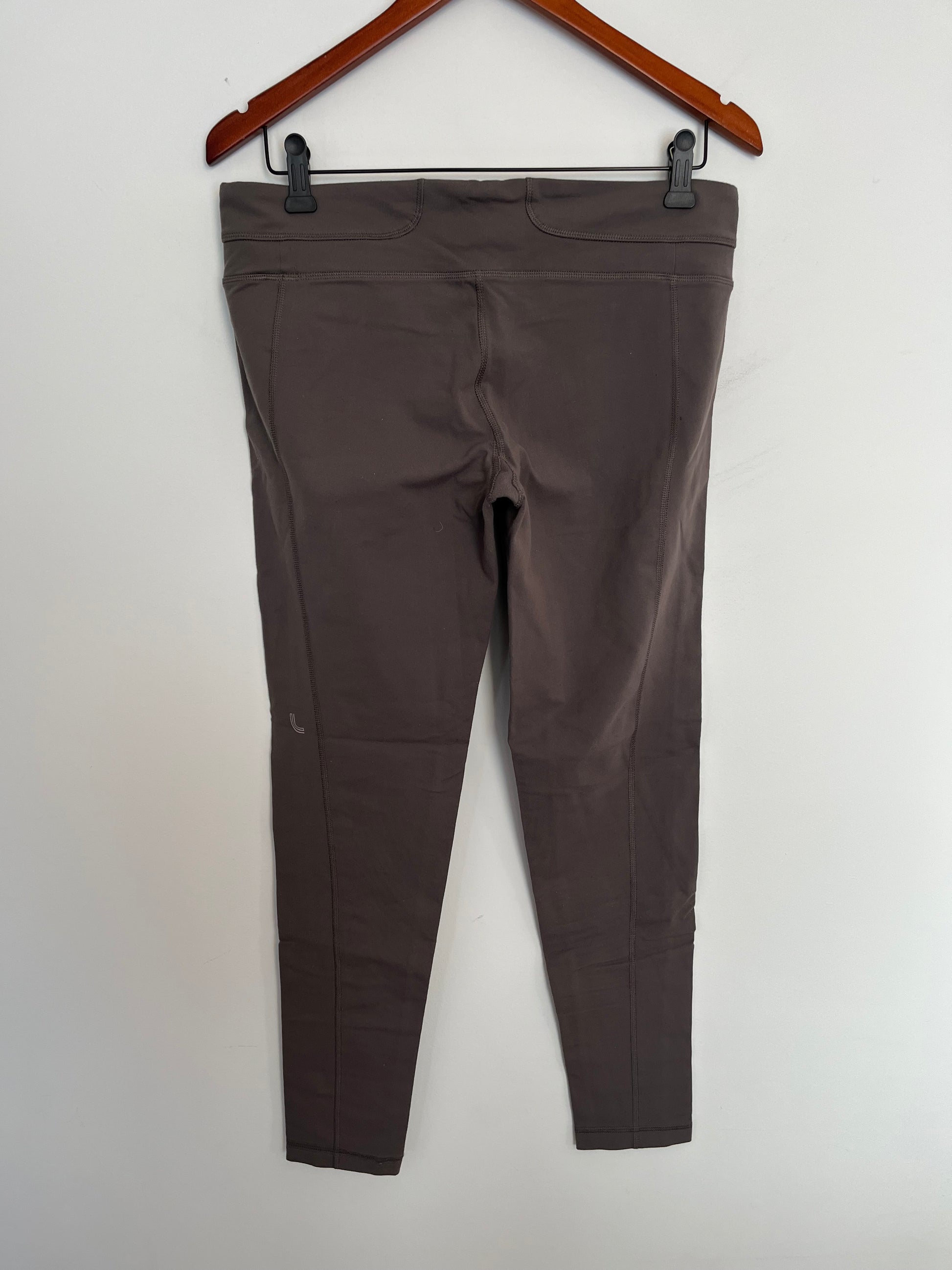Leggings Lolë - Vue arrière sur fond blanc