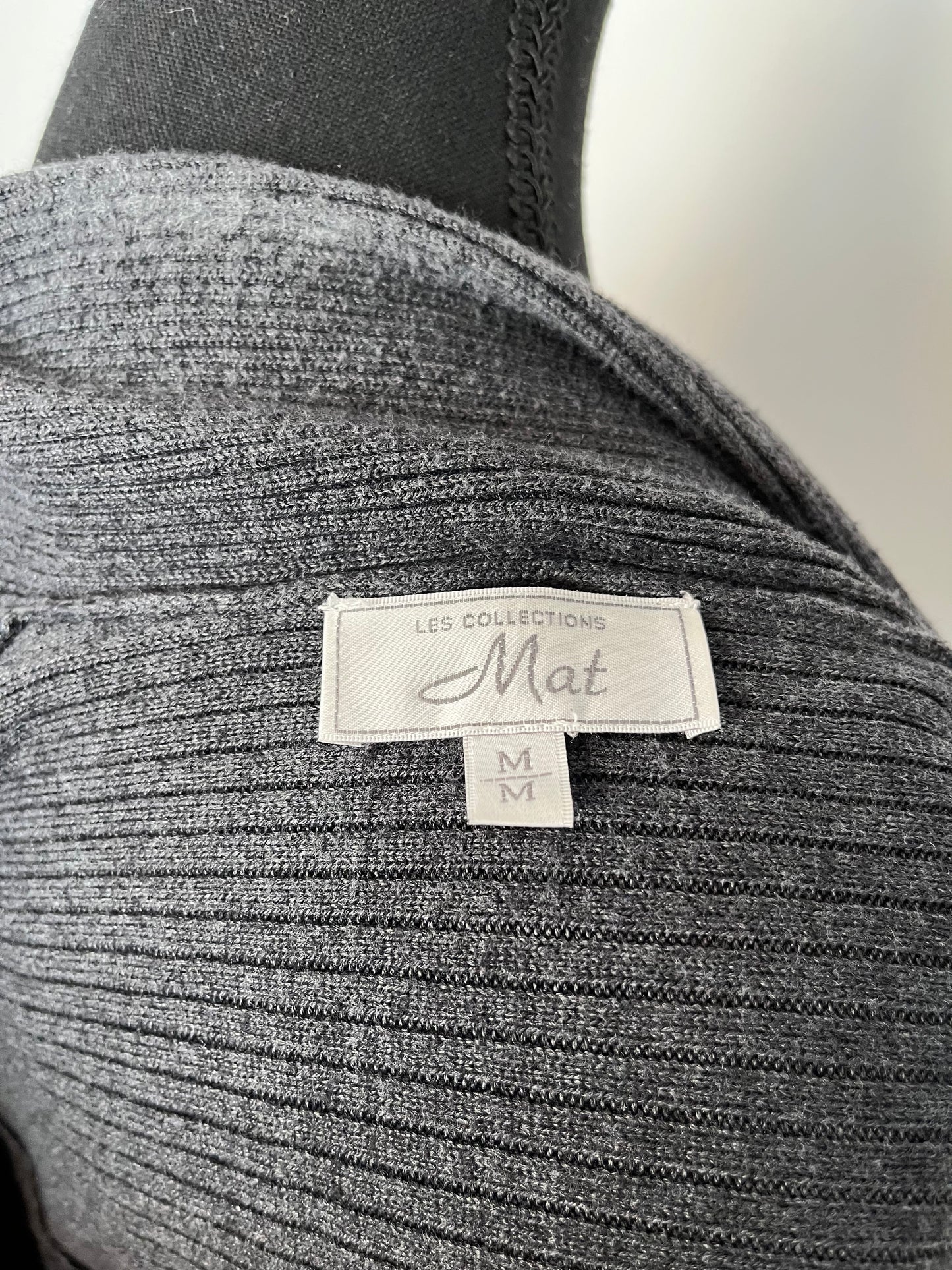 Cardigan Les Collections Mat  - Vue sur l'étiquette de taille et de marque