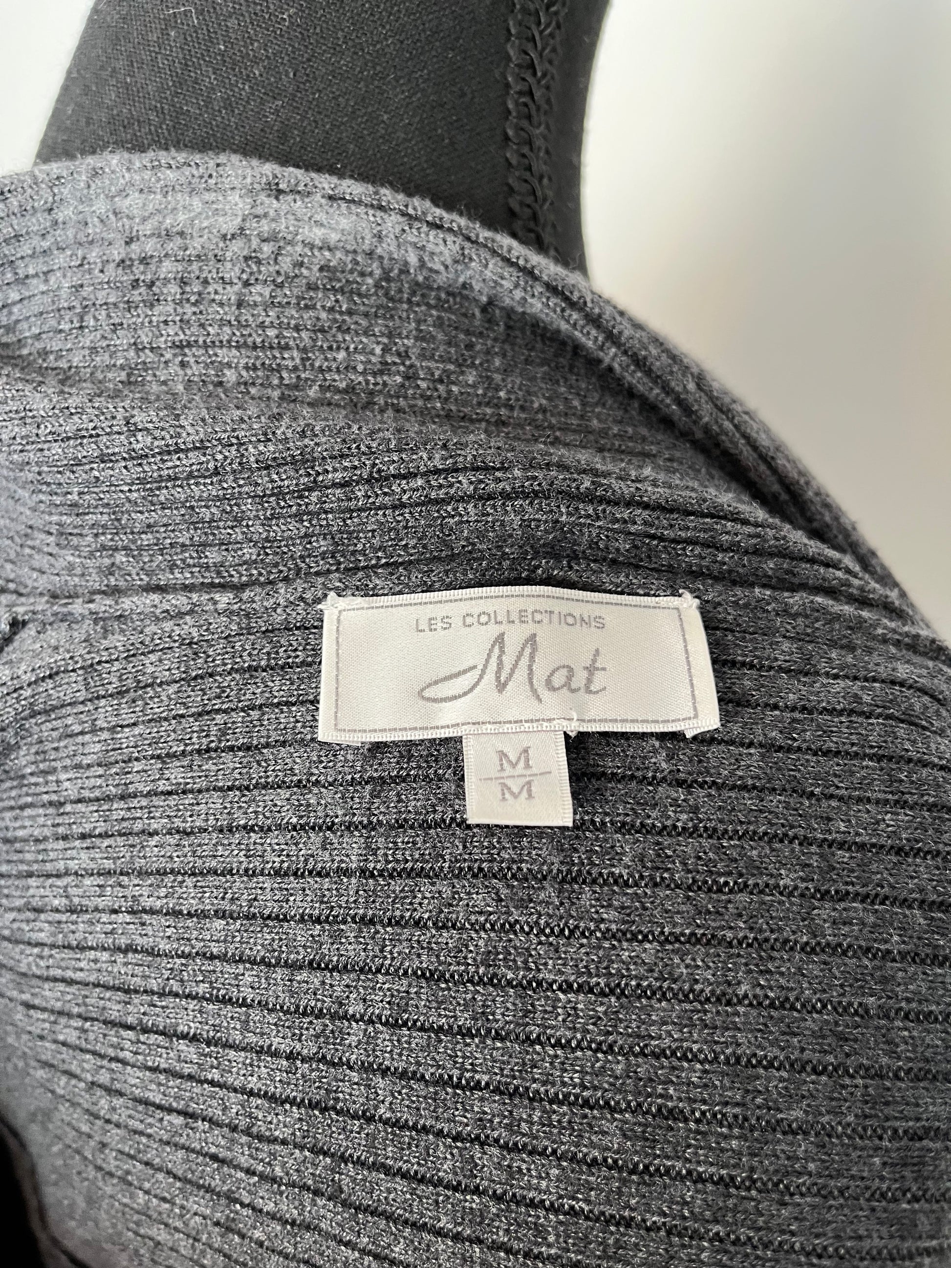 Cardigan Les Collections Mat  - Vue sur l'étiquette de taille et de marque
