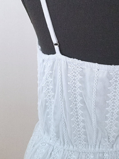 Robe bleu pâle brodée à fines bretelles (P)