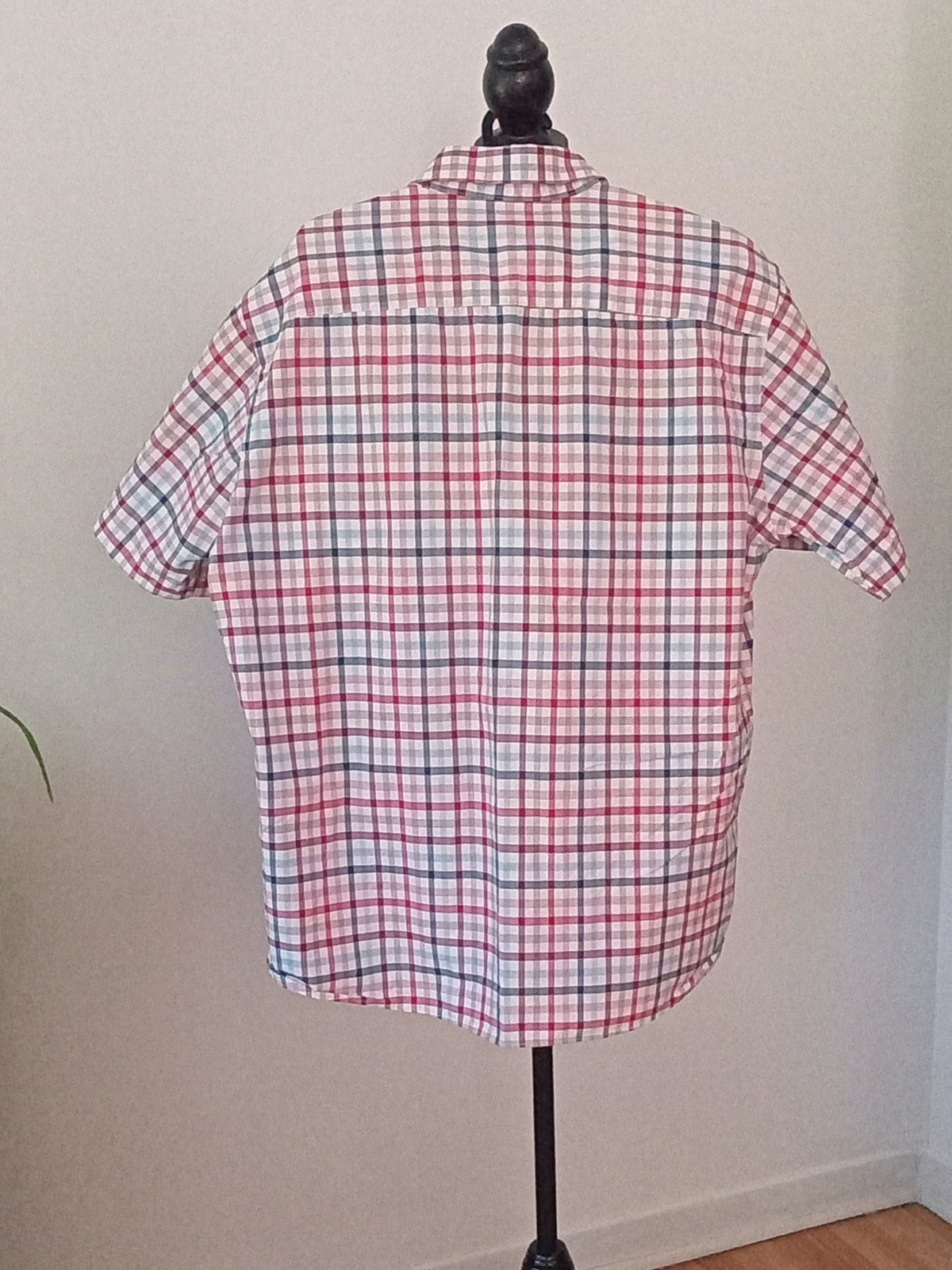 Chemise à carreaux rouge, bleu et blanc