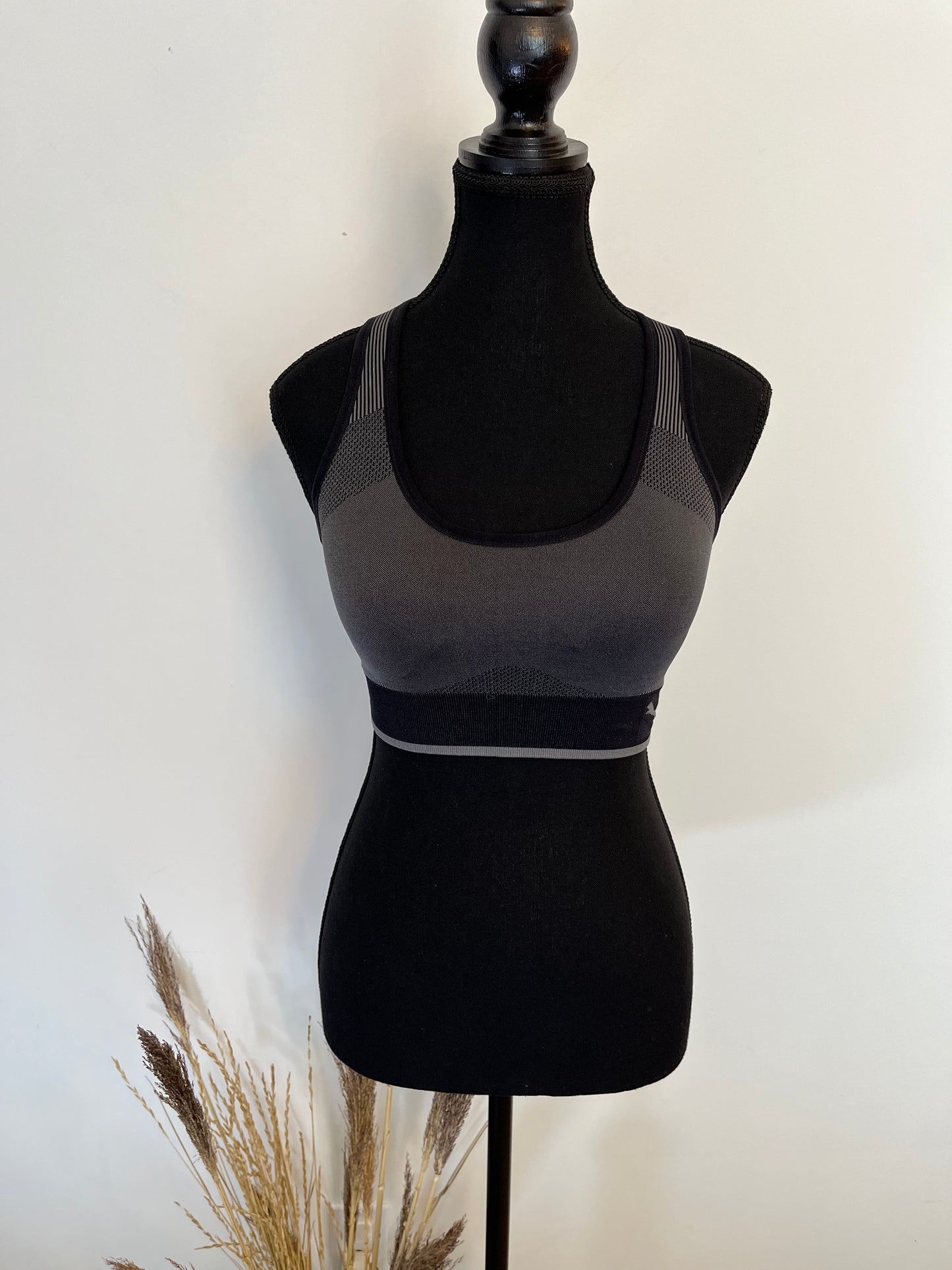Soutien-gorge sport Puma - Vue avant sur fond blanc