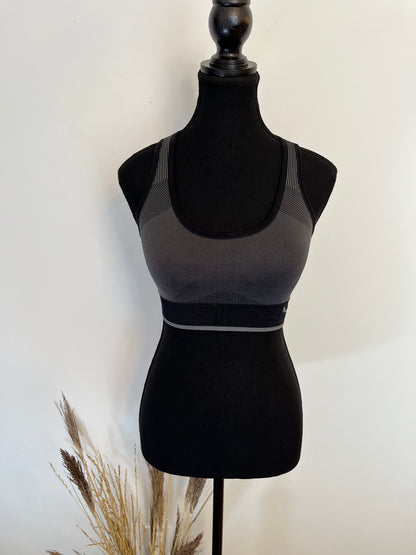 Soutien-gorge sport Puma - Vue avant sur fond blanc