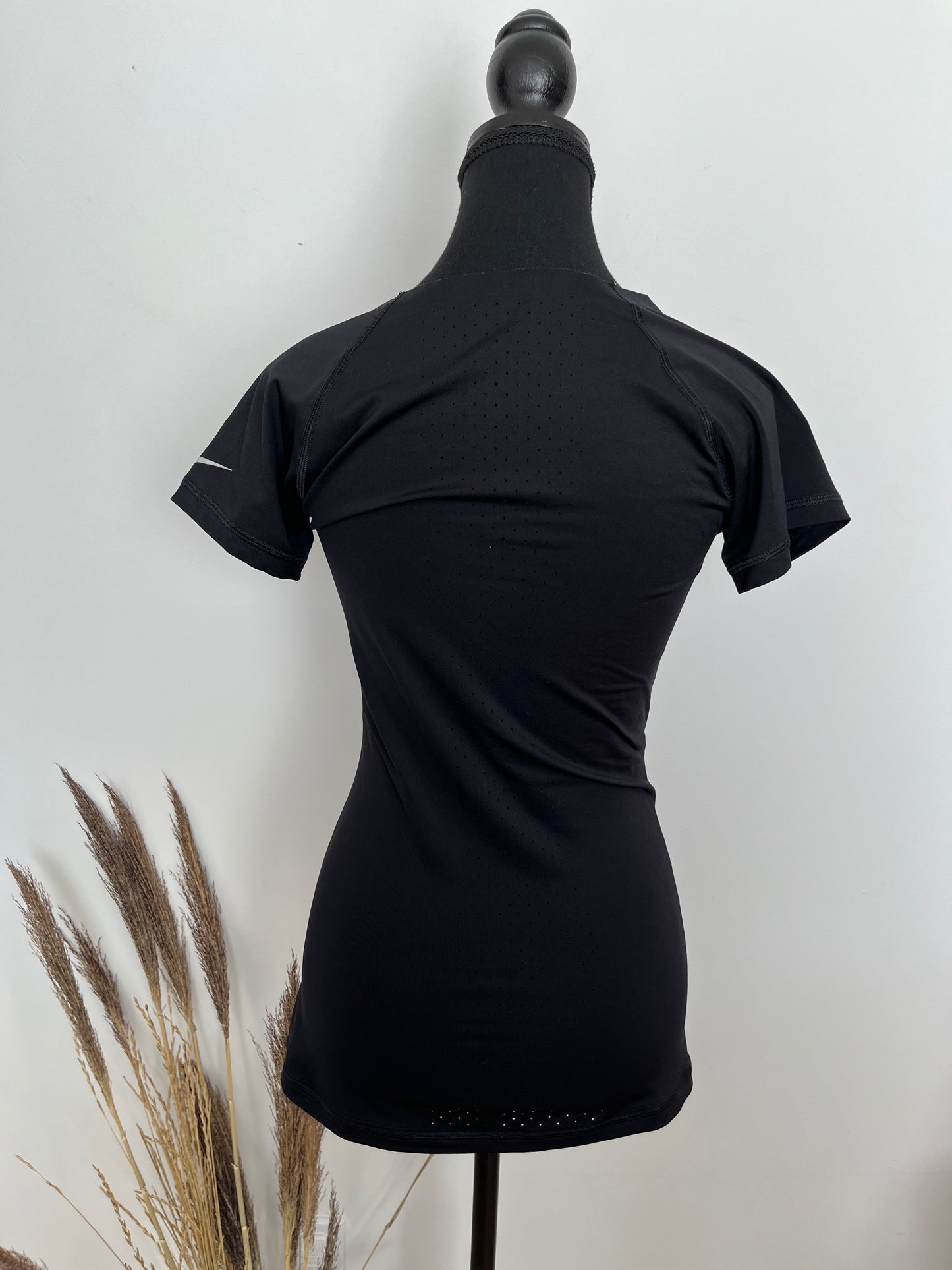 Chandail Nike Pro - Vue arrière sur fond blanc