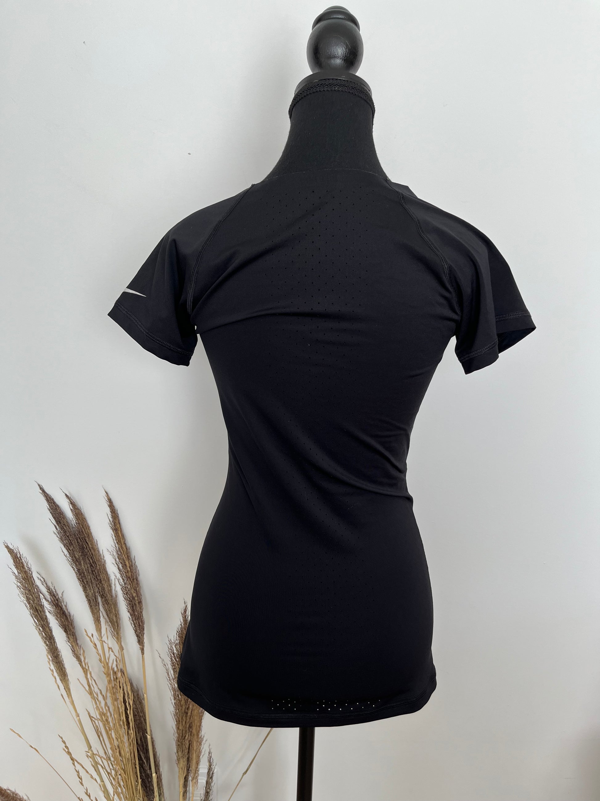 Chandail Nike Pro - Vue arrière sur fond blanc