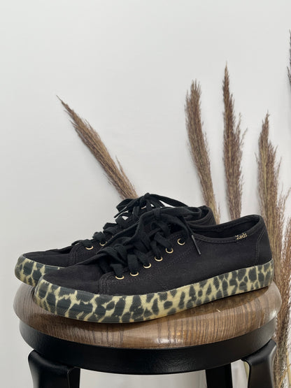 Souliers Keds - Vue de côté sur fond blanc