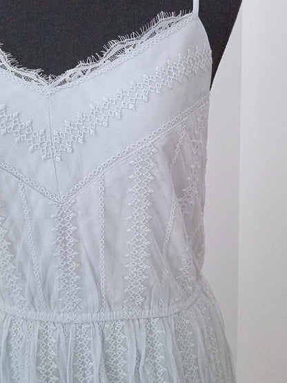 Robe bleu pâle brodée à fines bretelles (P)