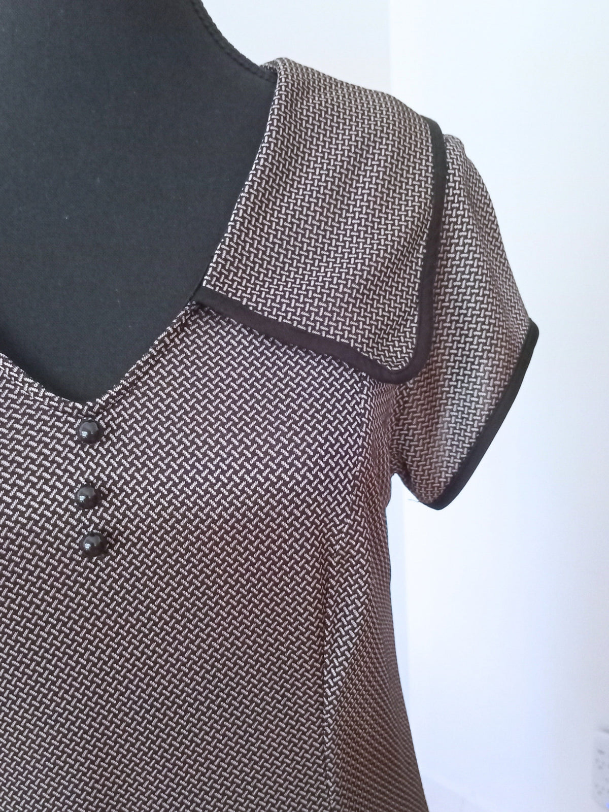 Robe vintage Eve Gravel taupe et noire en maille jacquard (M)