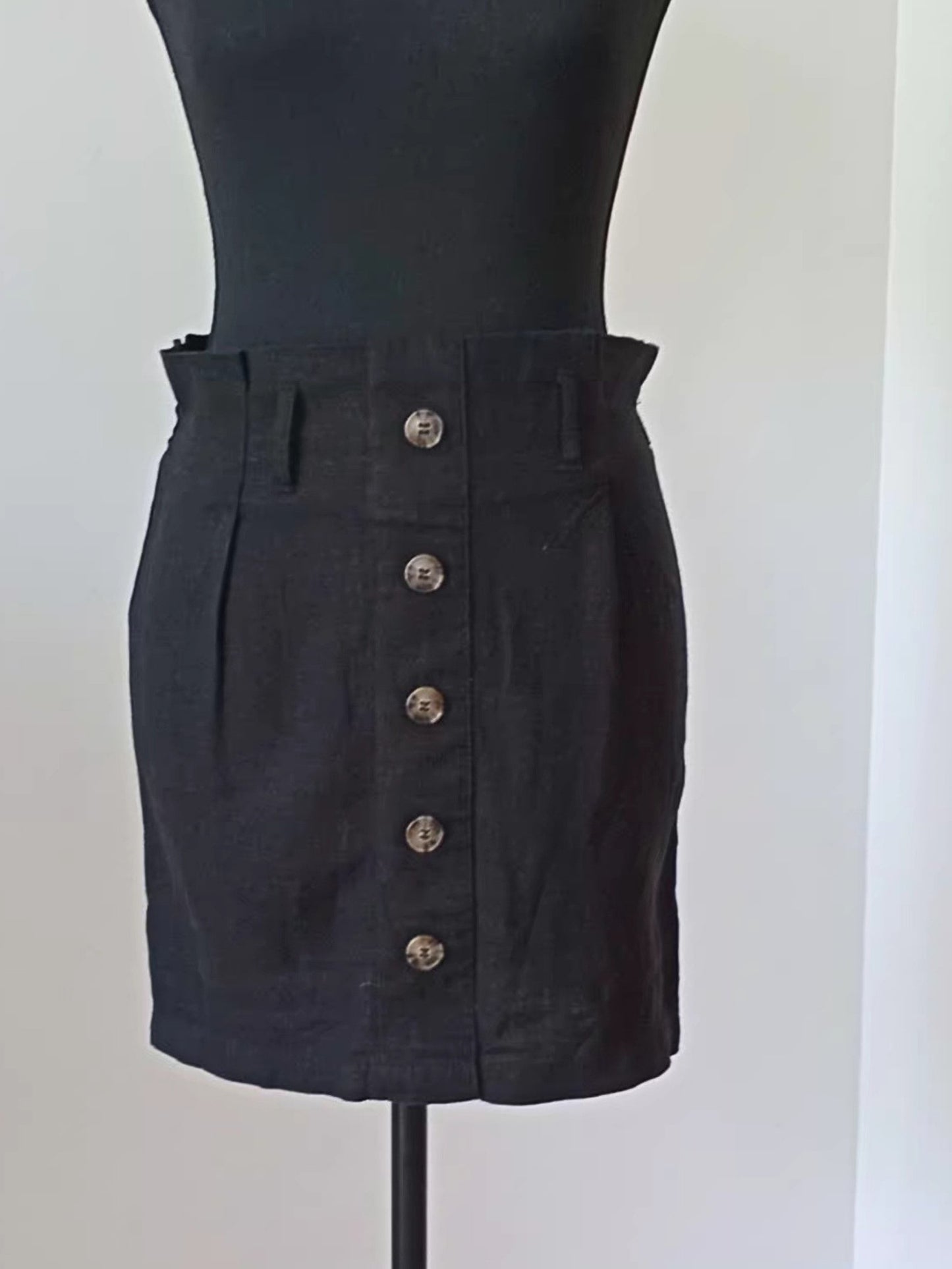 Jupe noire effet lin à boutons marbrés (TP)