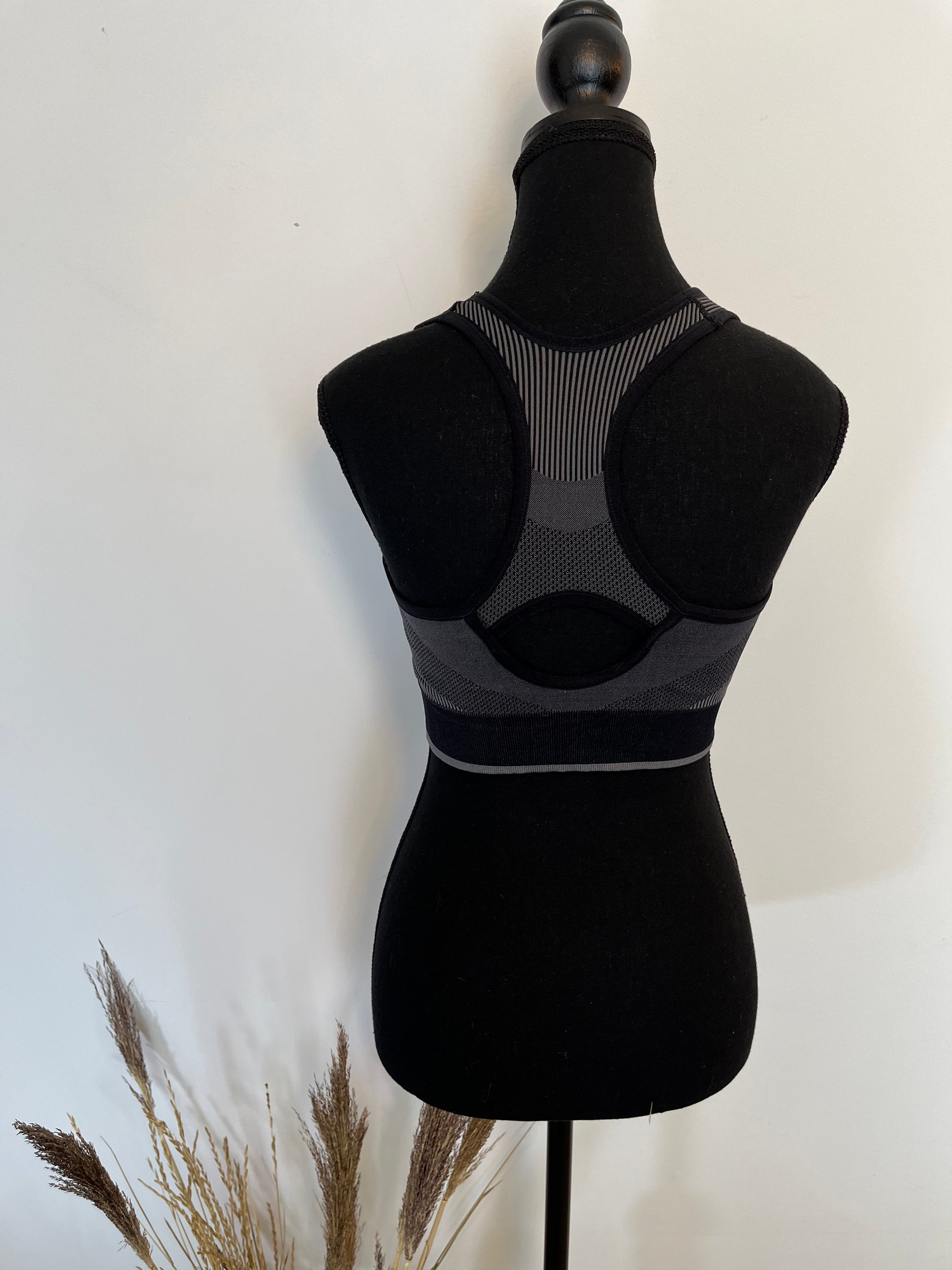 Soutien-gorge sport Puma - Vue arrière sur fond blanc