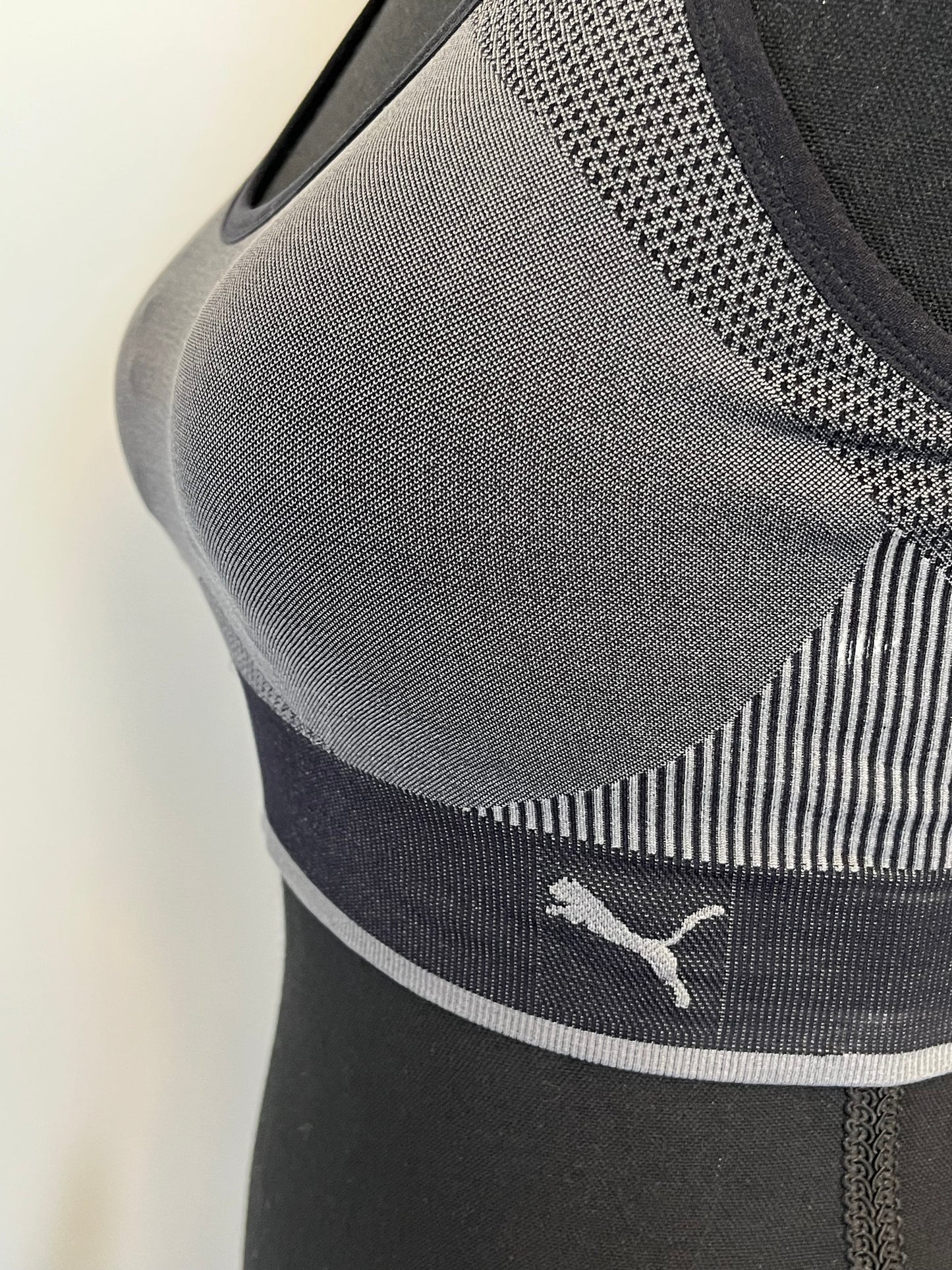 Soutien-gorge sport Puma - Vue sur le logo