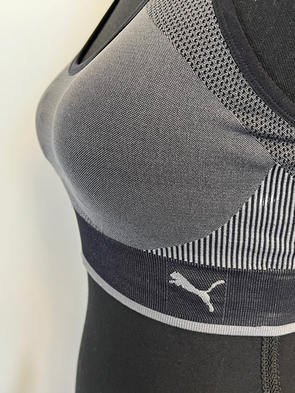Soutien-gorge sport Puma - Vue sur le logo