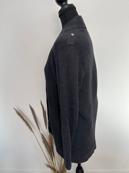 Cardigan Les Collections Mat  - Vue de côté sur fond blanc