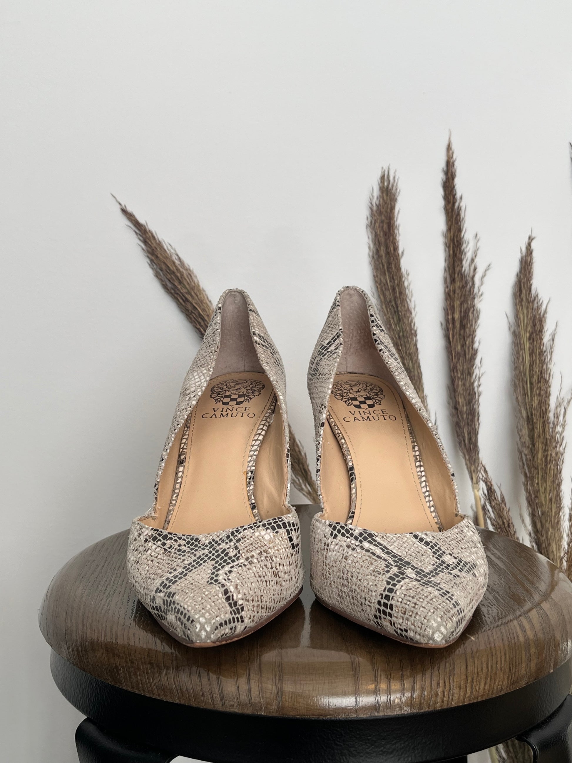 Talons Vince Camuto - Vue avant sur fond blanc