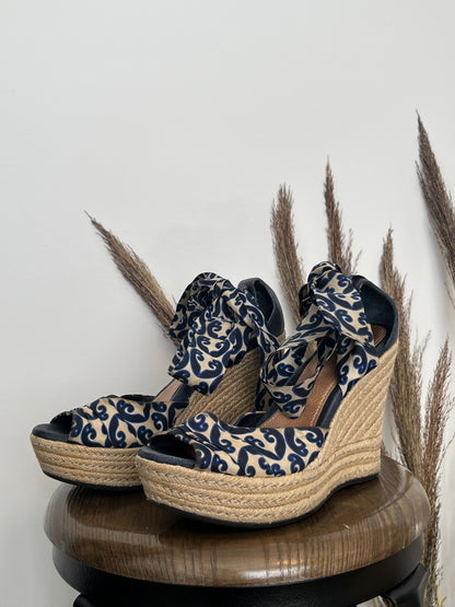 Souliers Ugg - Vue du côté gauche sur fond blanc