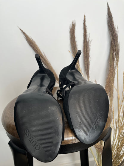 Talons hauts Guess - Vue sur la marque sous les souliers