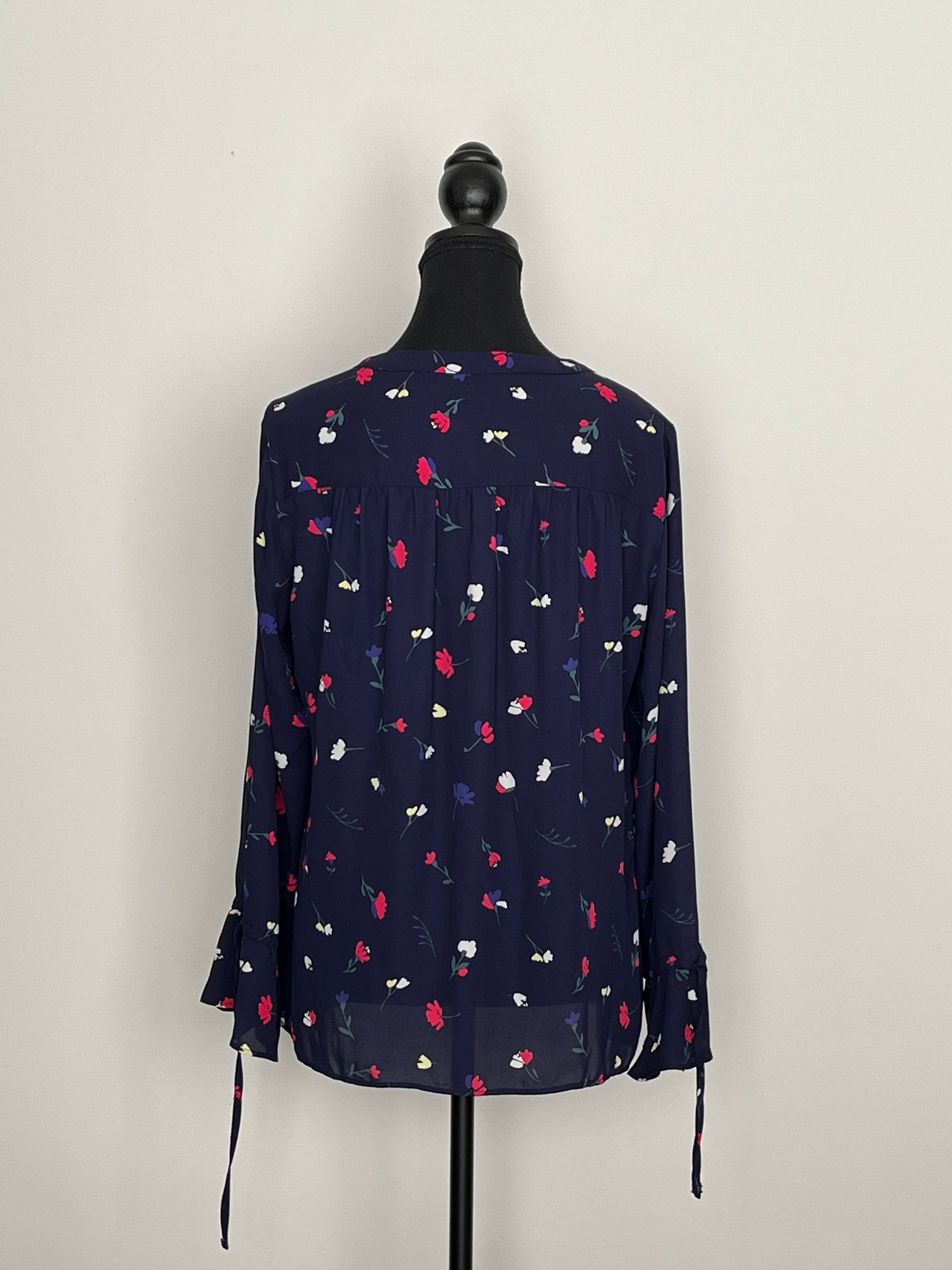 Blouse Reitmans - Vue arrière sur mannequin sur fond blanc