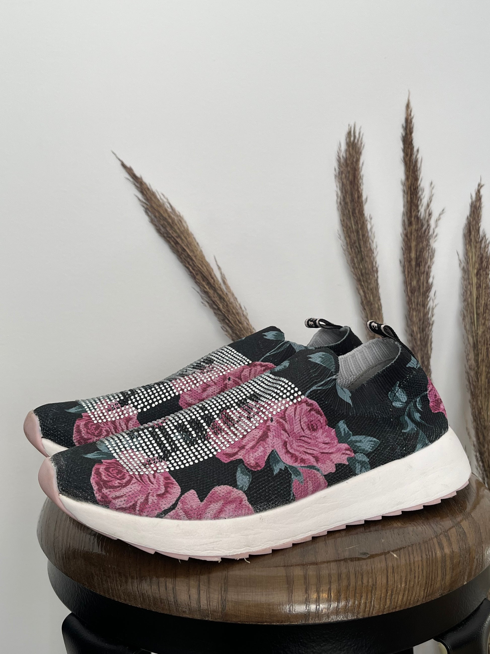 Souliers Juicy Couture - Vue de côté sur fond blanc