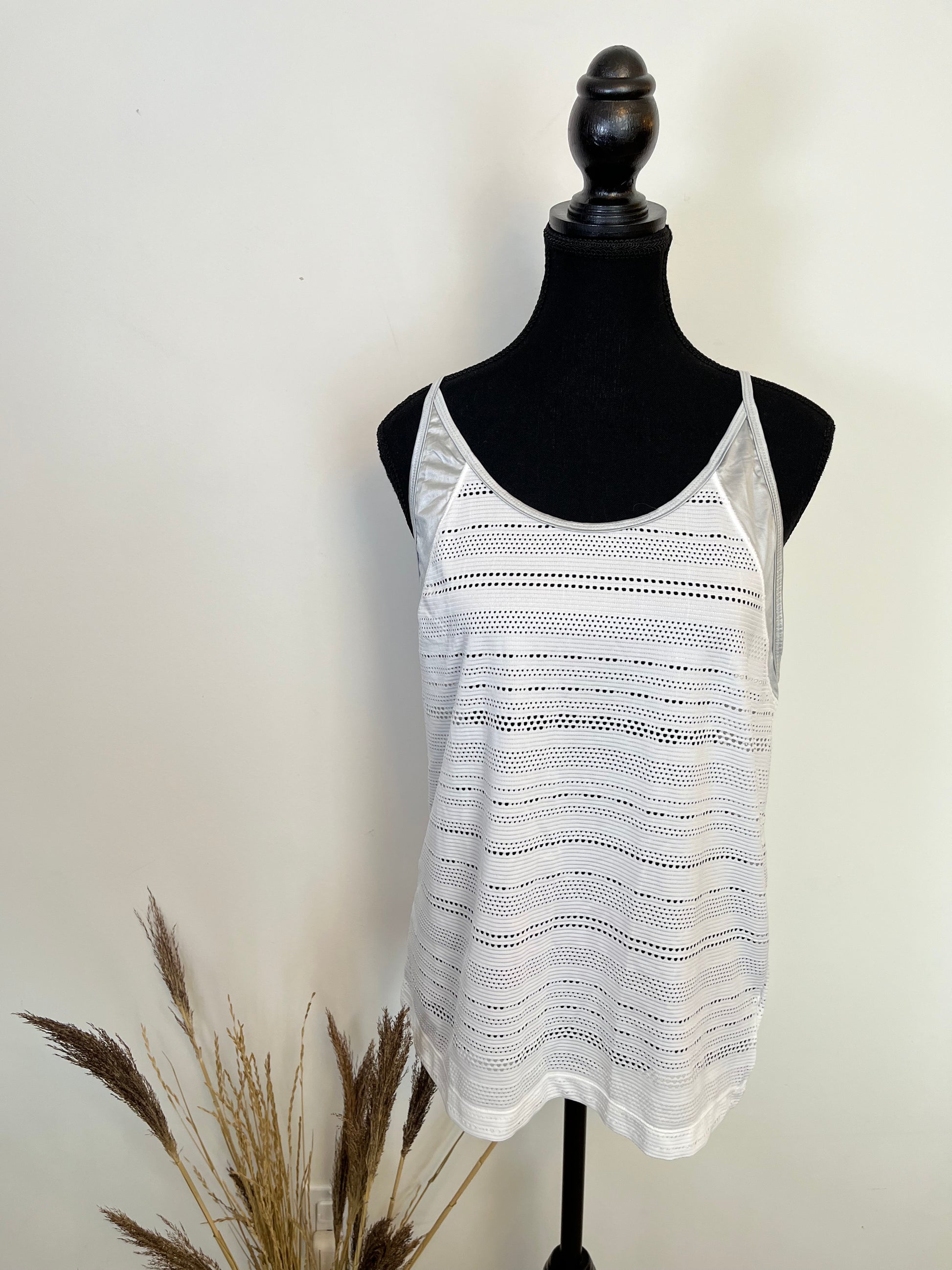 Camisole Lolë - Vue avant sur fond blanc