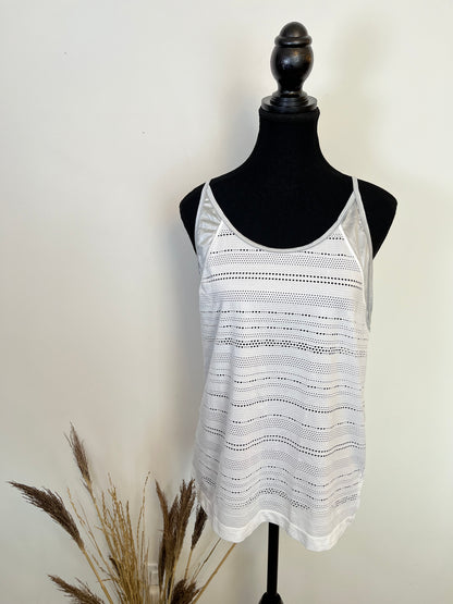 Camisole Lolë - Vue avant sur fond blanc