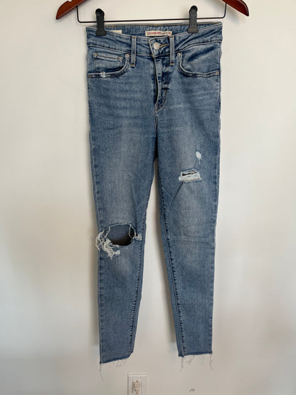 Jeans Levi's - Vue avant sur fond blanc