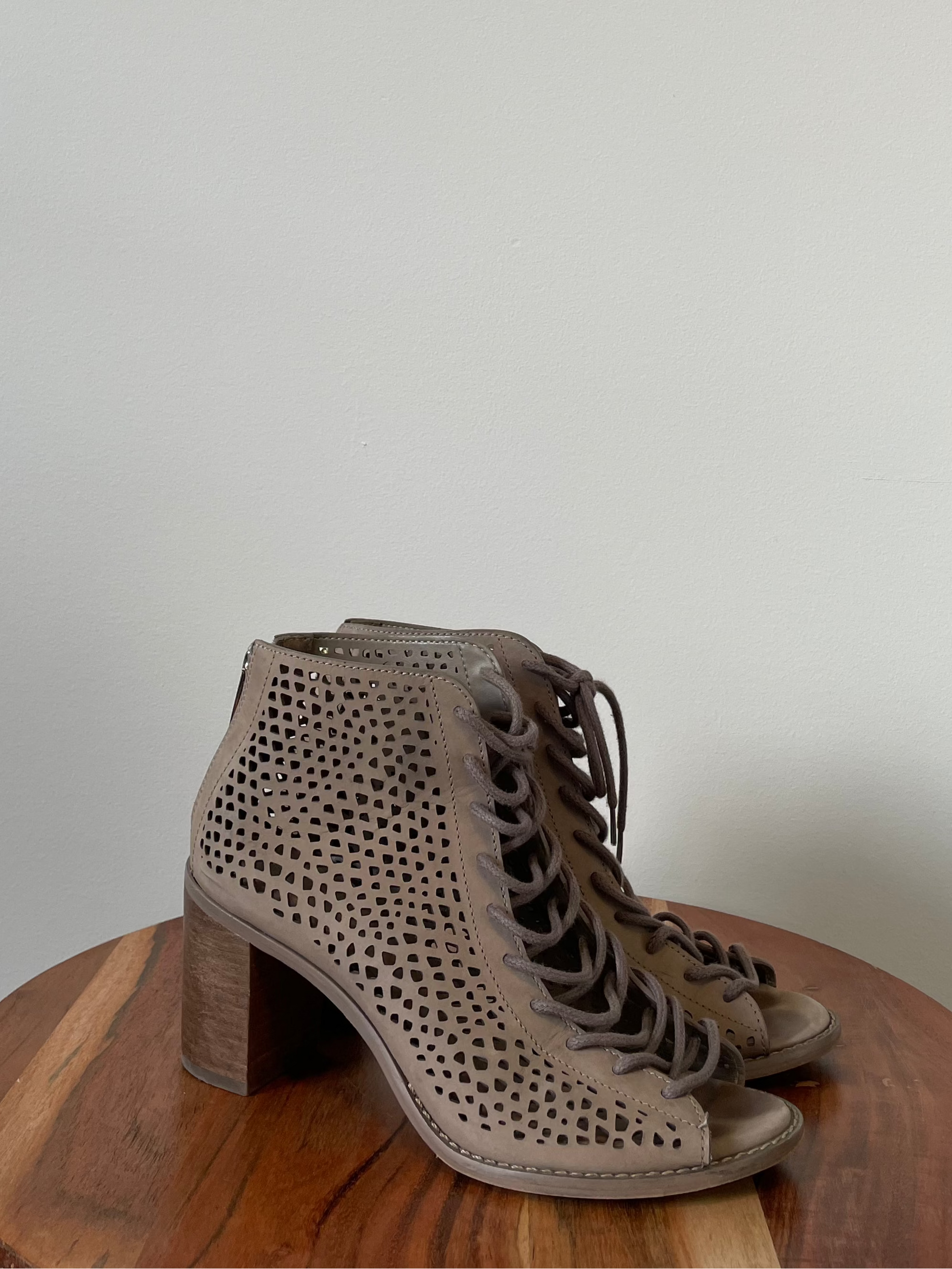 Bottillions Vince Camuto - Vue du côté droit sur fond blanc