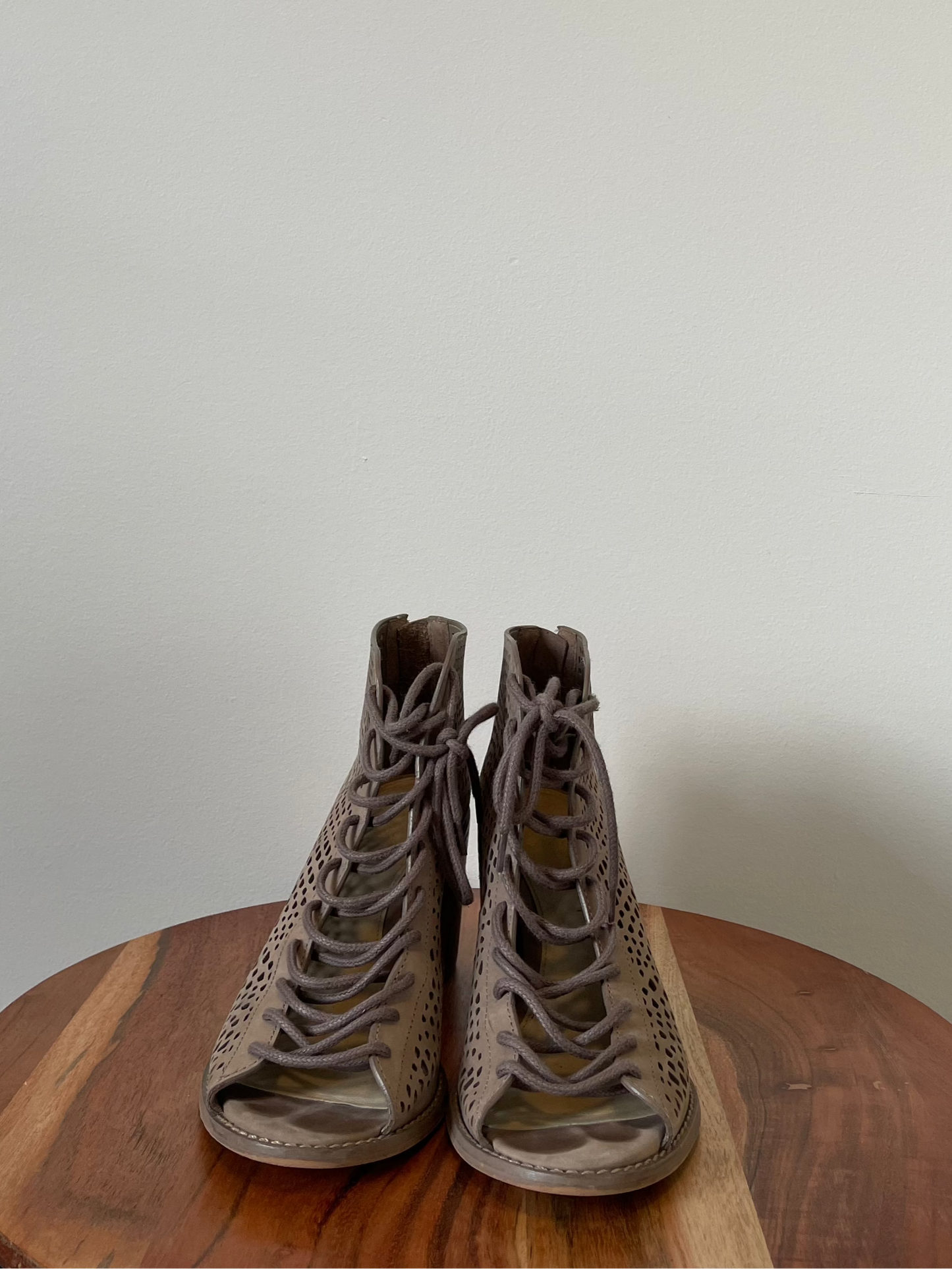 Bottillions Vince Camuto - Vue avant sur fond blanc