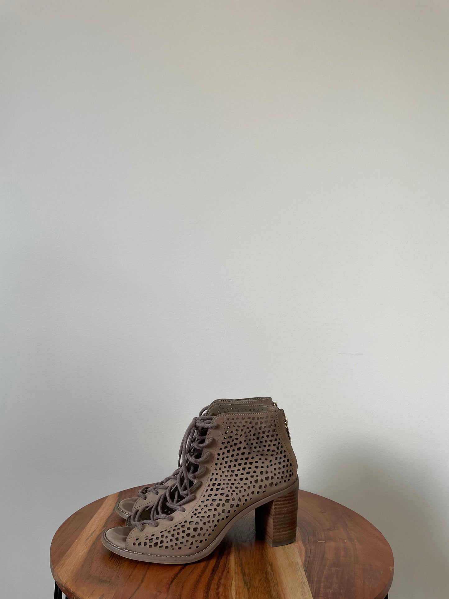 Bottillions Vince Camuto - Vue du côté gauche sur fond blanc