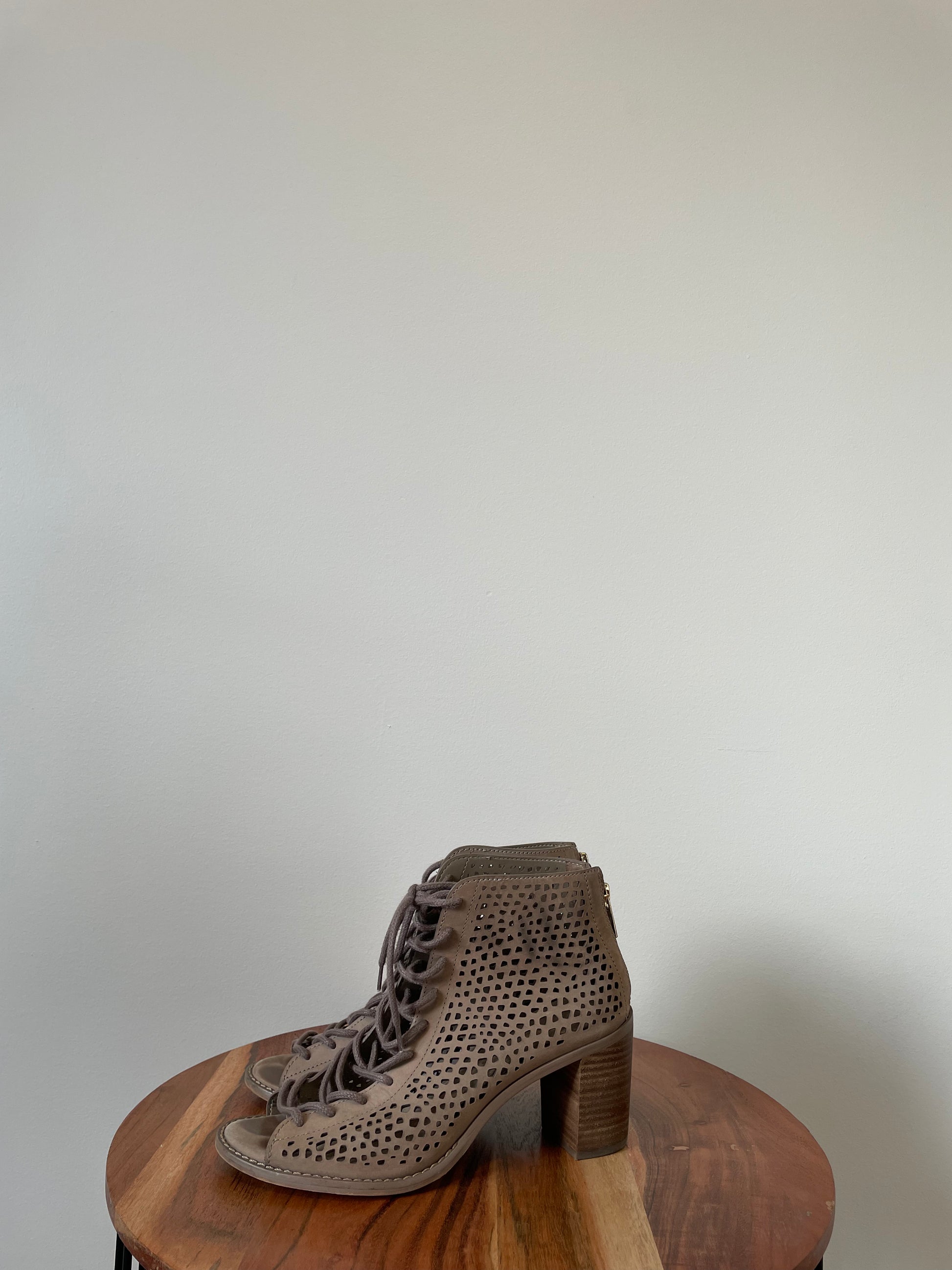 Bottillions Vince Camuto - Vue du côté gauche sur fond blanc