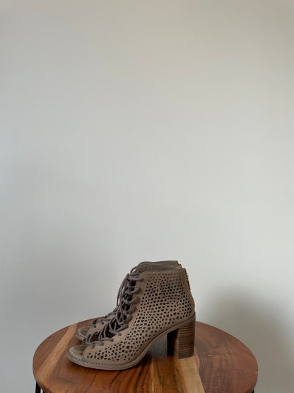 Bottillions Vince Camuto - Vue du côté gauche sur fond blanc
