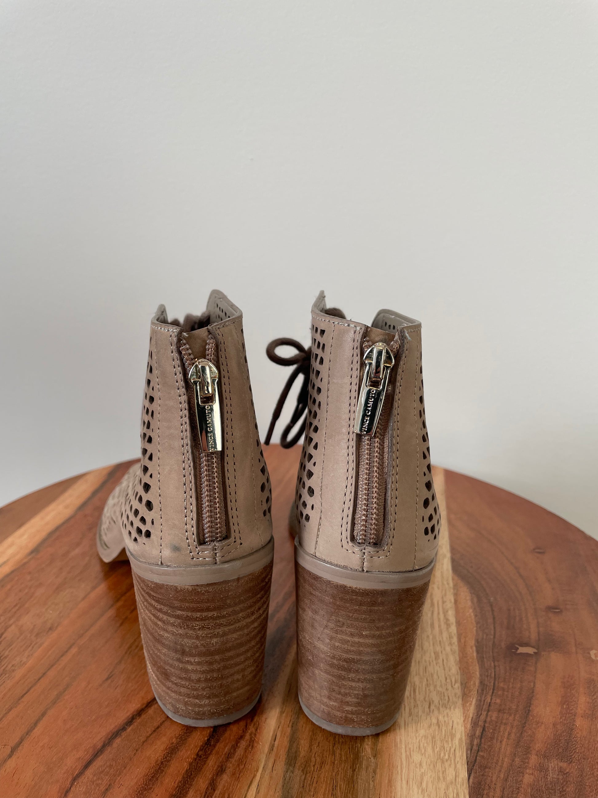 Bottillions Vince Camuto - Vue arrière sur fond blanc