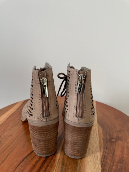Bottillions Vince Camuto - Vue arrière sur fond blanc