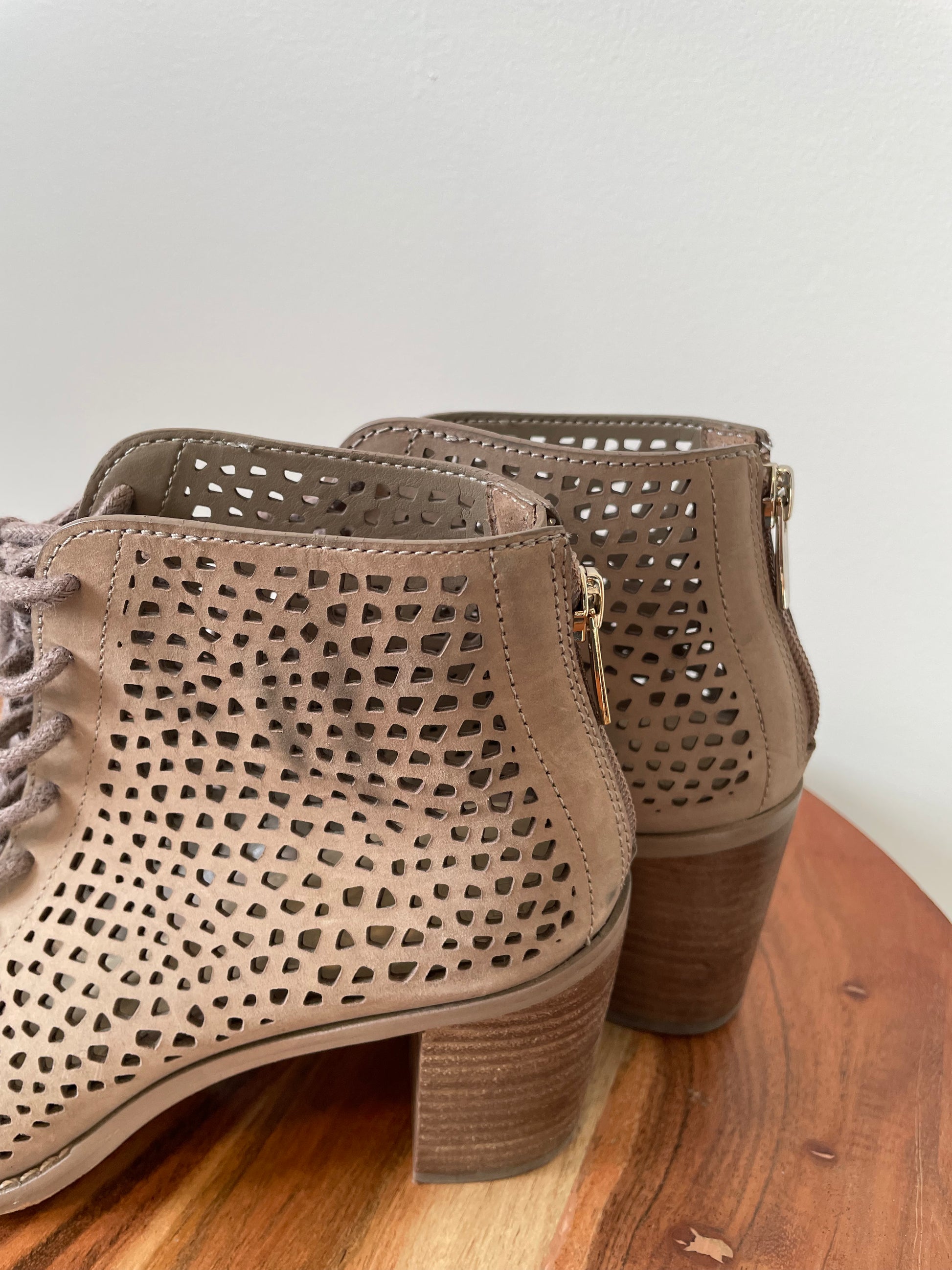 Bottillions Vince Camuto - Vue sur les détails