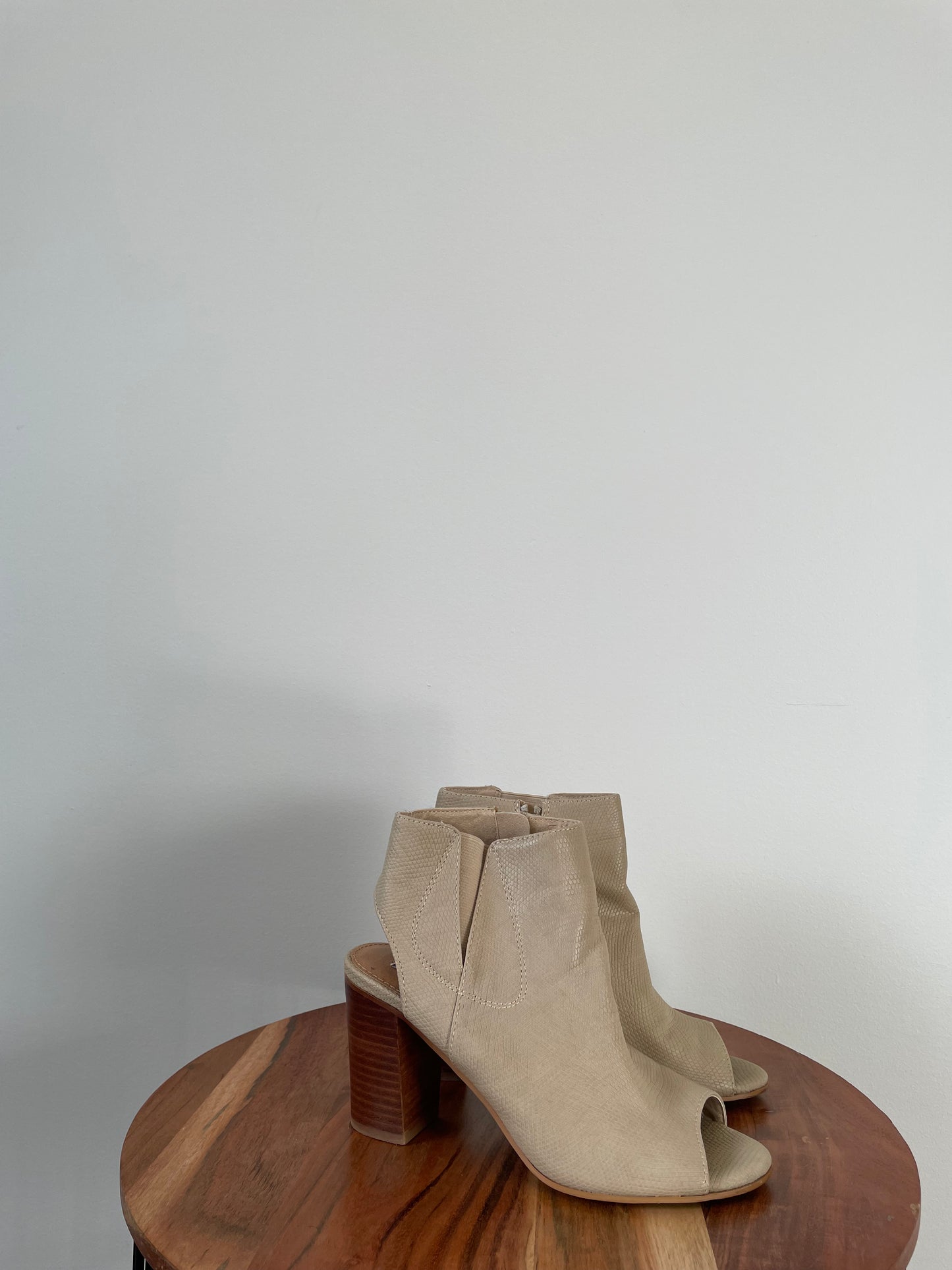 Souliers Steve Madden - Vue du côté droit sur fond blanc