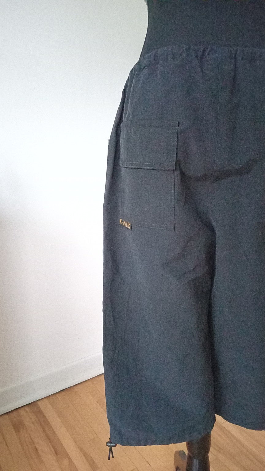Pantalon cargo baggy Kanuk taille M - détail du logo Kanuk