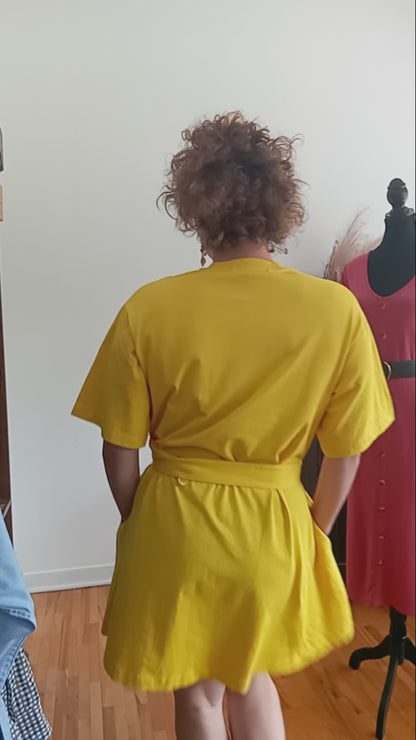 Robe t-shirt jaune moutarde en coton avec ceinture (S)