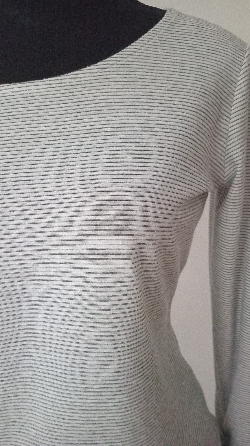 Top blanc YAYA Woman taille P - détail du tissu rayé